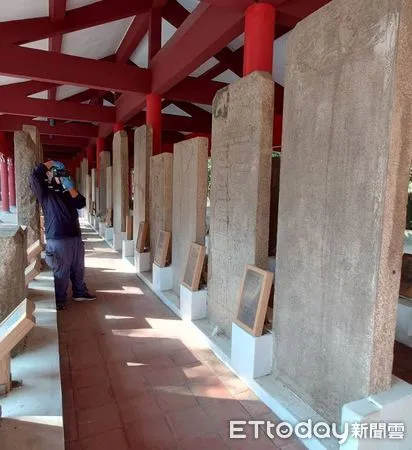 ▲台南市南門碑林石碑遭潑灑不明溶液,文化局發現溶液附著於許多石碑表層,致生色差並有結晶現象,文化局報警查處偵辦。(圖/記者林東良翻攝,下同)