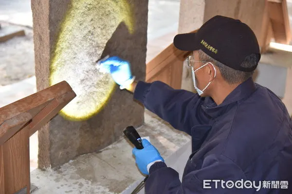▲大南門碑林石碑發現遭不明溶液潑灑,市警二分局員警到場勘察蒐證,已掌握特定涉案對象,積極查緝到案以瞭解犯案動機依法偵辦。(圖/記者林東良翻攝,下同)