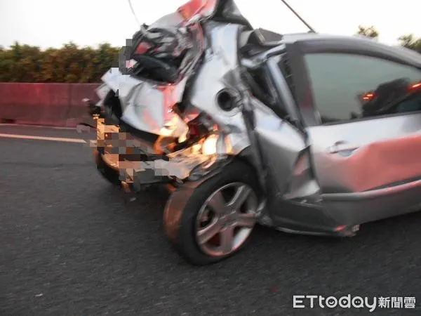 ▲28日國道1號南下245.8公里處聯結車與自小客車車禍事故,造成2人傷重昏迷送醫。(圖/記者蔡佩旻翻攝)