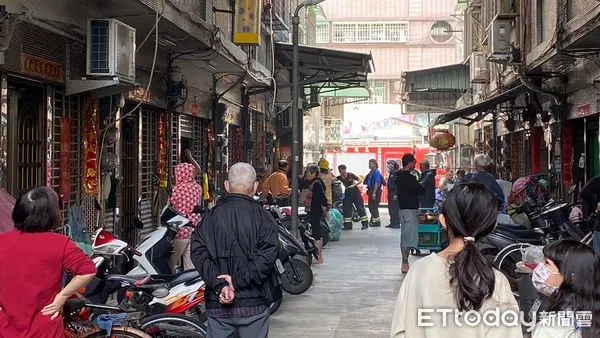 ▲高雄市一名男子被熱油噴臉,被送往醫院救治 。(圖/記者吳奕靖翻攝)