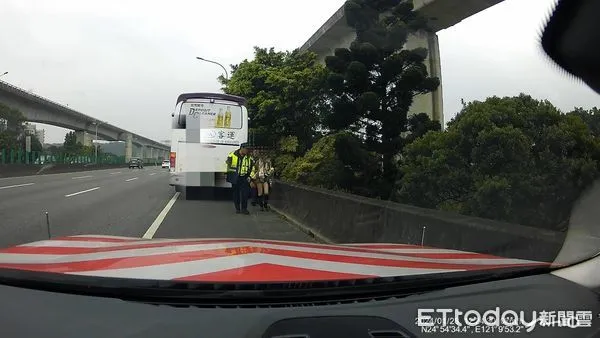 ▲▼ 國1客運乘客起糾紛 。(圖/民眾提供)