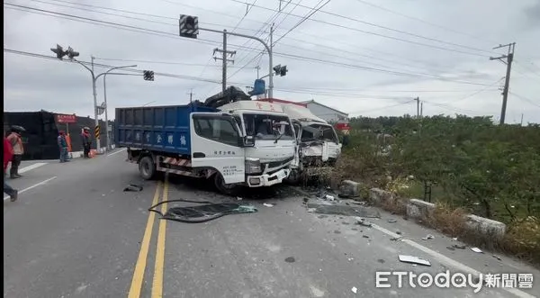 ▲2台貨車碰撞,駕駛雙雙送醫,肇事原因,警方還在調查中。(圖/記者楊漢聲翻攝)