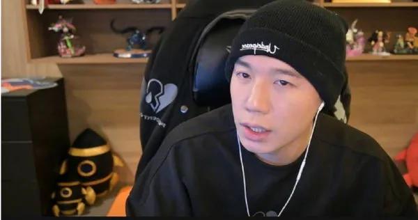 Toyz晚間開直播。(圖/翻攝自直播)