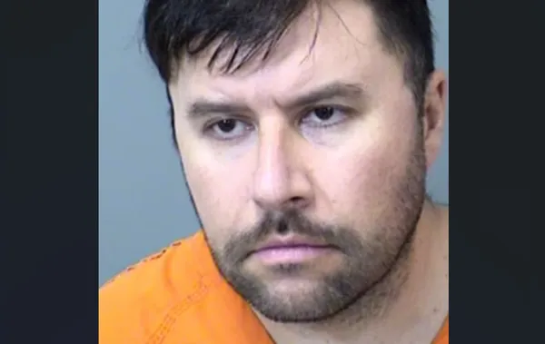 一離開家門就鎖定!變態男街上強拉11歲女童上車 綁架畫面曝光。(圖/翻攝自YouTube)