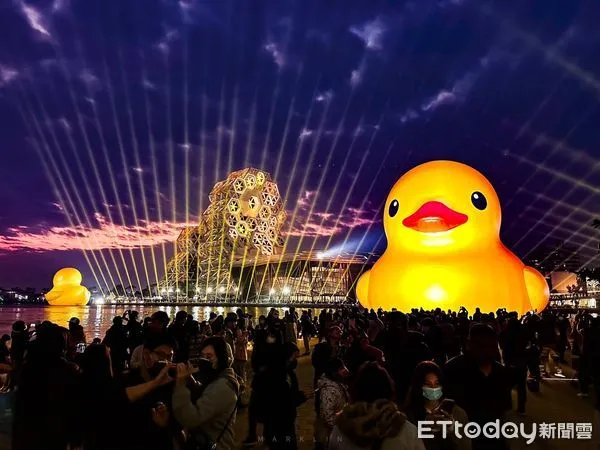 ▲▼黃色小鴨每晚6點點燈,透過不同角度的拍攝,可以和小鴨互動。(圖/記者許宥孺翻攝)