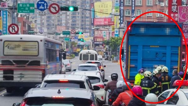 ▲桃園市蘆竹區南山路一段發生死亡車禍。(圖/翻攝自臉書職業聯結車職業大貨車職業大客車啦啦隊運輸業照片影片資訊分享團)