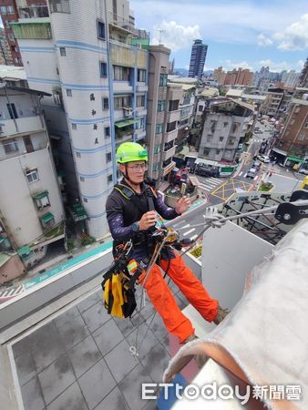 ▲▼新北市第三大隊慈福分隊隊員蘇敬軒,是新北少見有繩索專長救護員,他常常在高空千鈞一髮、危急時刻救人一命。(圖/記者戴上容翻攝)