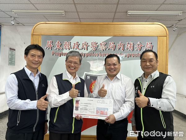 ▲台電屏東區處饒祐禎處長(中左)頒獎感謝內埔警分局,由分局長郭譯隆代表接受(中右) 。(圖/記者陳崑福翻攝)