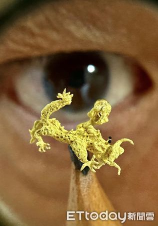 ▲毫芒雕刻陳逢顯,龍年雕刻黃金龍祝賀。(圖/記者陸運陞翻攝)