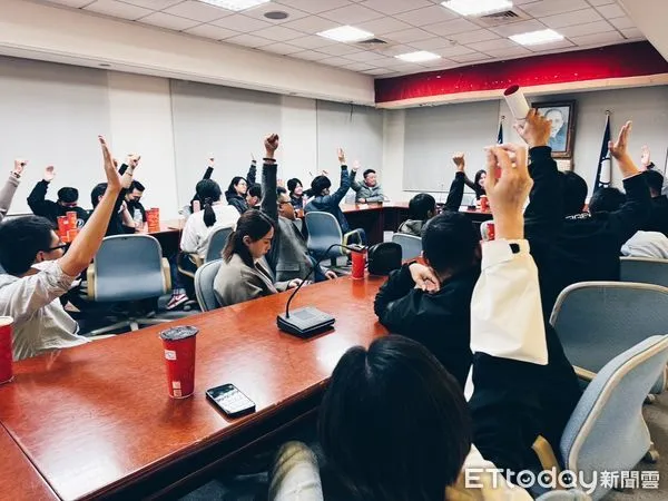 ▲▼ 藍高雄青工幕僚世代接棒,喊話市黨部主委黃昭順留下來。(圖/記者賴文萱翻攝)