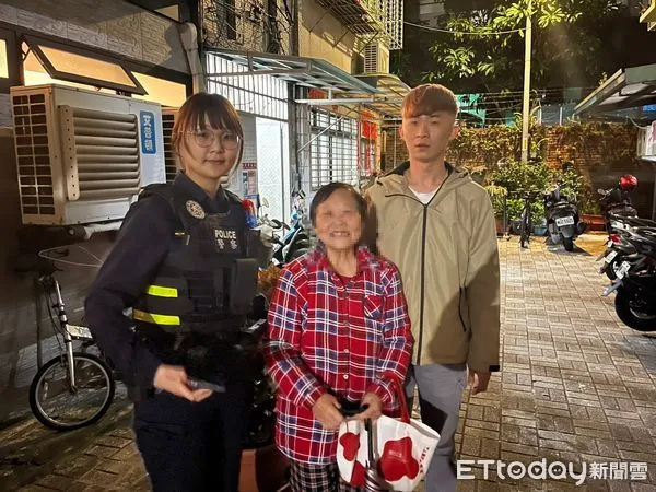 ▲▼ 新北嬤冬夜迷失街頭,警載她繞過大街小巷返家 。(圖/記者戴上容翻攝)