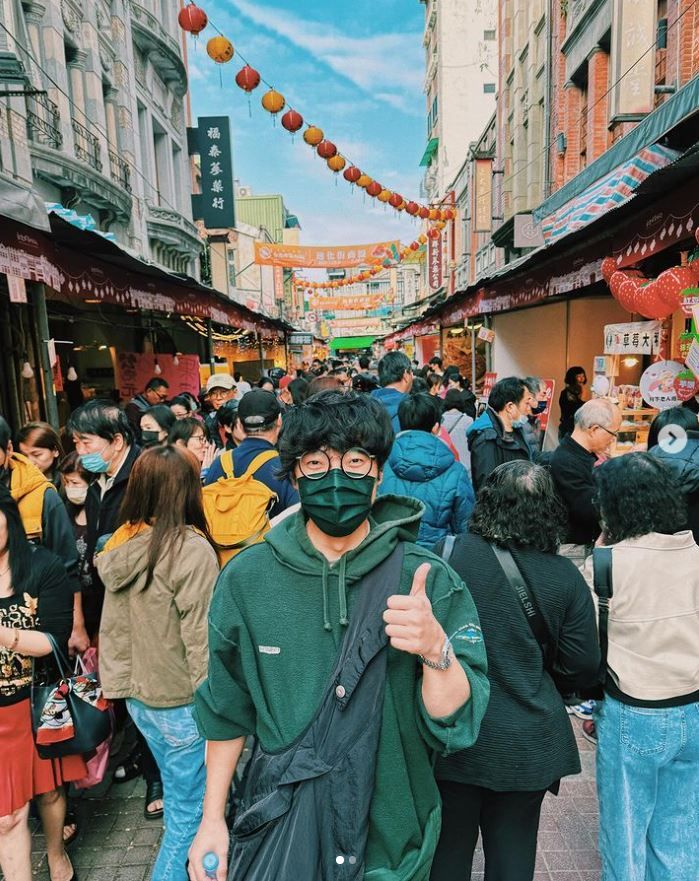 ▲盧廣仲去逛年貨大街。（圖／翻攝自Instagram／captain.lu）