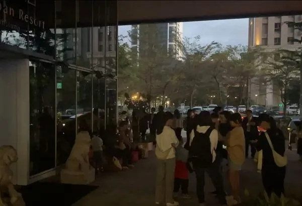 ▲▼高雄承億酒店1天跳電2次! 只剩1樓有電「住客、用餐民眾塞大廳苦等」。(圖/翻攝自記者爆料網)