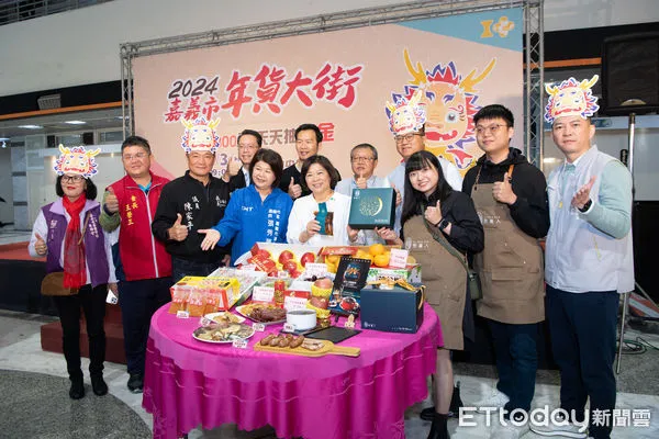 ▲▼ 「龍」來嘉市買年貨 黃敏惠市長:2/3中央廣場年貨大街開賣啦 。(圖/嘉義市政府提供)
