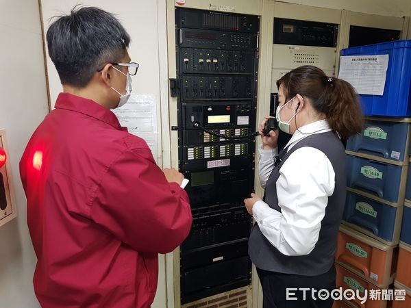 ▲▼ 臺北市政府消防局針對人潮眾多的百貨商場、賣場、旅館、電影院、KTV、餐廳等場所進行消防安全檢查。(圖/記者黃彥傑翻攝)