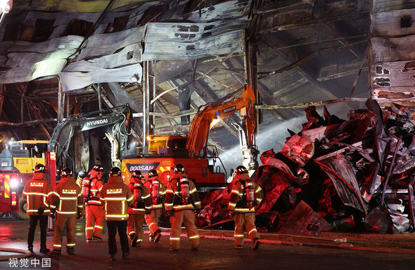 ▲▼南韓一家工廠發生火災，2名消防員被困身亡。（圖／CFP）