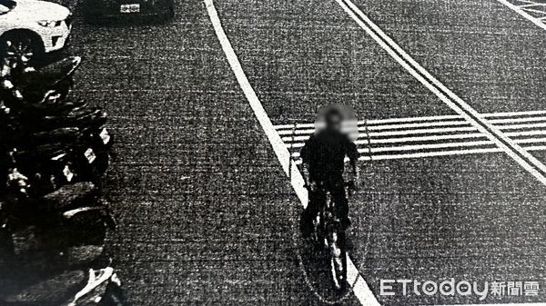 ▲▼監視器拍下竊賊騎腳踏車 。(圖/記者陳以昇翻攝)