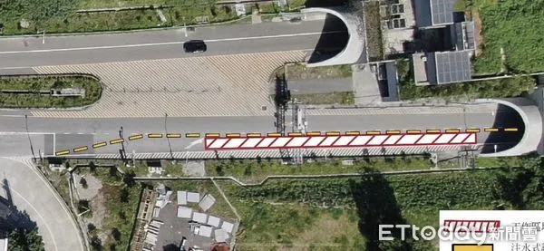 ▲北上隧道實施封閉管制,南端管制點為卡南橋交通號誌。(圖/記者王兆麟翻攝,下同)