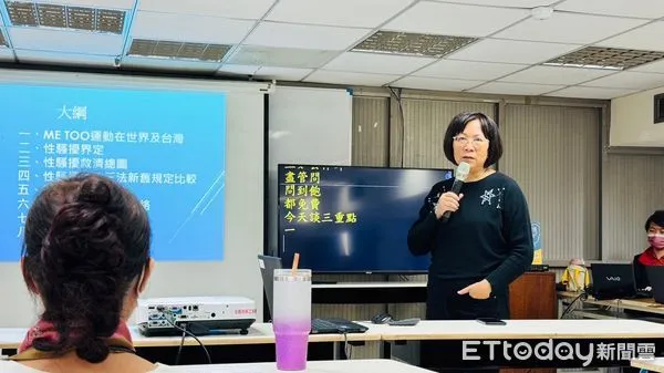 ▲台南市勞工局,3日南門勞工育樂中心辦理「職場大小事講座」,邀請前勞委會主委王如玄律師主講「迎戰性騷 新法起跑」。(圖/記者林東良翻攝,下同)