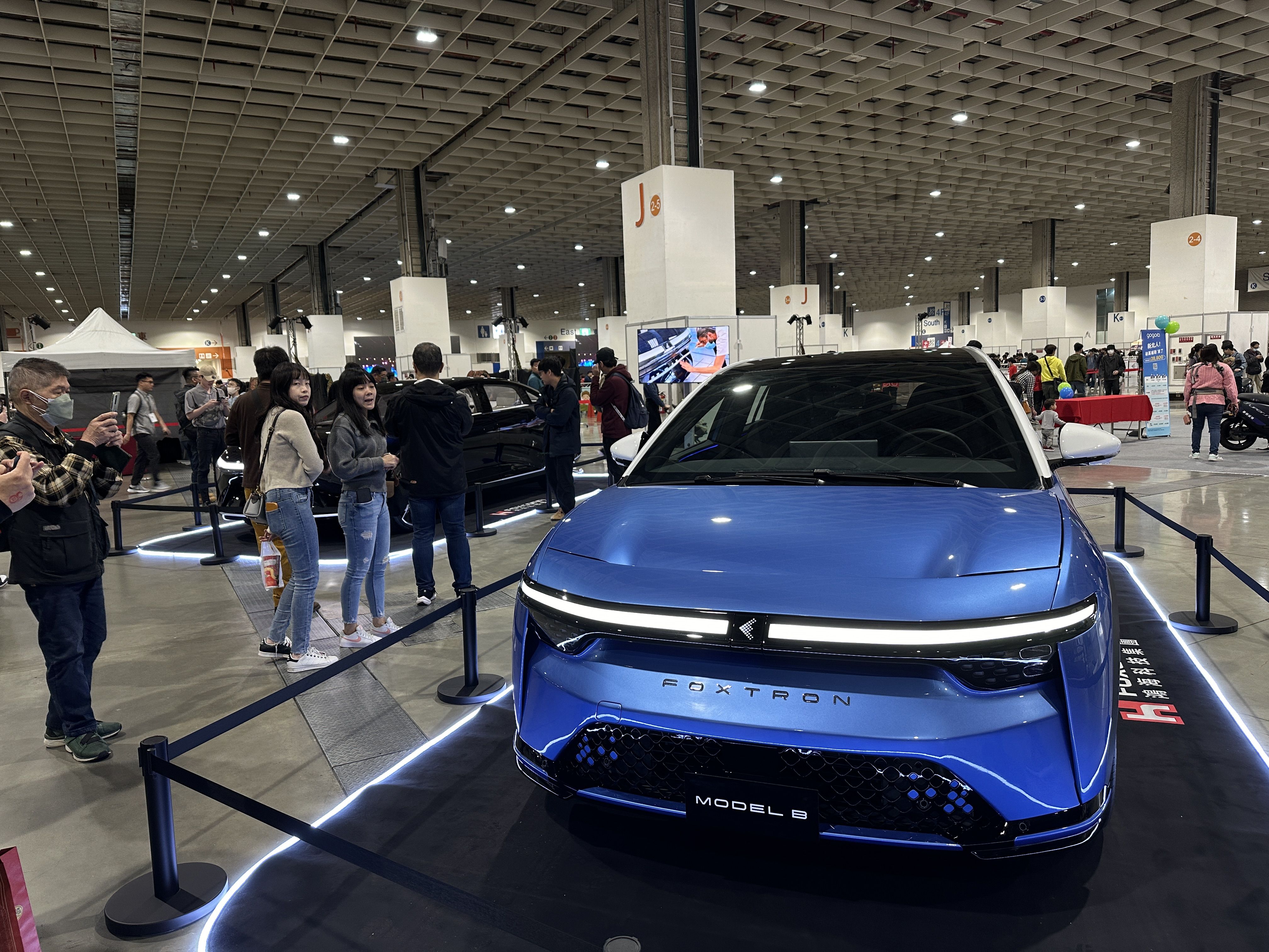 ▲▼鴻海嘉年華展示電動車Model B 。(圖/記者蕭文康攝)