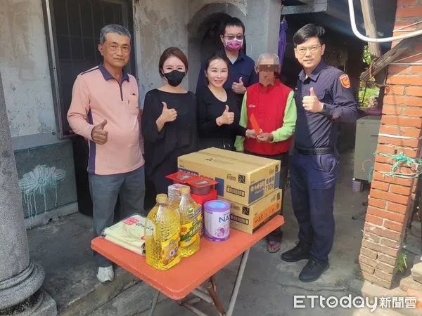 ▲東港警分局東港派出所所長黃奕鳴發送愛心物質 。(圖/記者陳崑福翻攝)