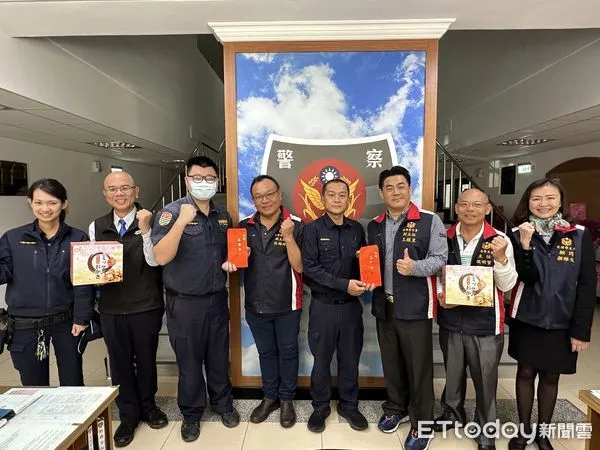 ▲里港警分局新任分局長温基興偕同里港警友會主任侯明賢等人走訪基層發紅包 。(圖/記者陳崑福翻攝)