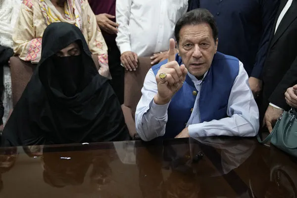 ▲▼巴基斯坦前總理伊姆蘭汗(Imran Khan)與妻子畢比(Bushra Bibi)。(圖/達志影像/美聯社)
