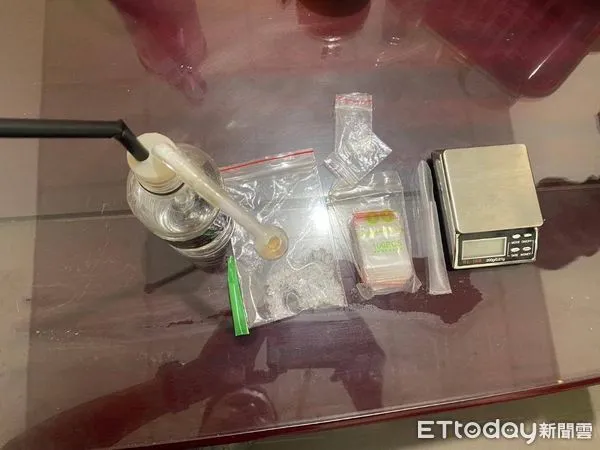 ▲警方在陳姓販毒住處起出安非他命、電子磅秤、夾鏈袋、吸食器等證物。(圖/記者楊漢聲翻攝)