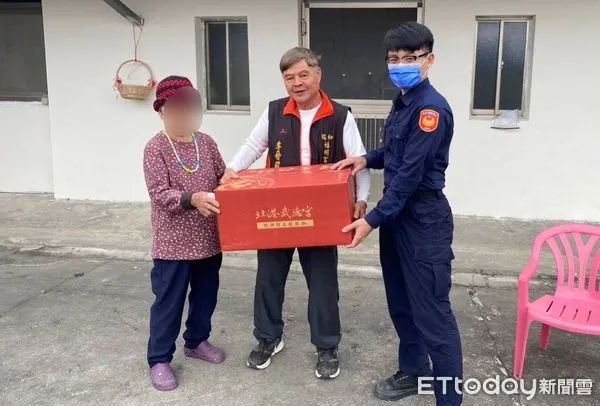 ▲瑞豐派出所結合村長合送愛心物資。(圖/記者楊漢聲翻攝)