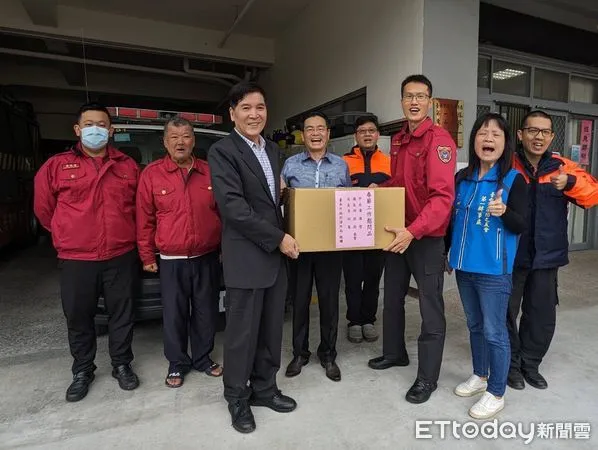 ▲台南市消防之友會第一辦事處處長陳志宏偕同消防局一大隊長陳博文等人,至消防局第一大隊新營、柳營、鹽水、後壁、白河、東山、東原、關嶺分隊實施春節慰問。(圖/記者林東良翻攝,下同)