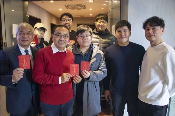 圖1:侯友宜市長率市府首長到世新大學全媒體大樓的流行音樂中心錄音室。(圖/世新大學提供)