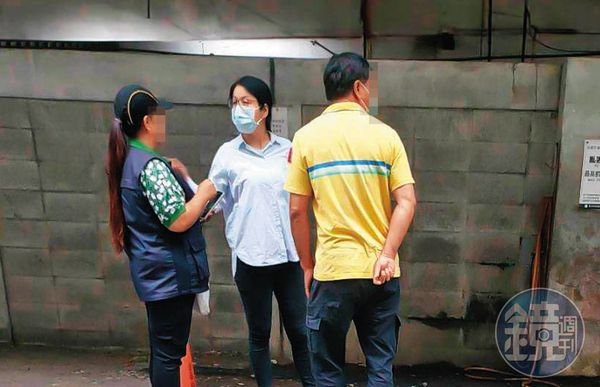 分隊長吳翠焄(中)遭控霸凌清潔隊員,把分隊搞得烏煙瘴氣。(讀者提供)