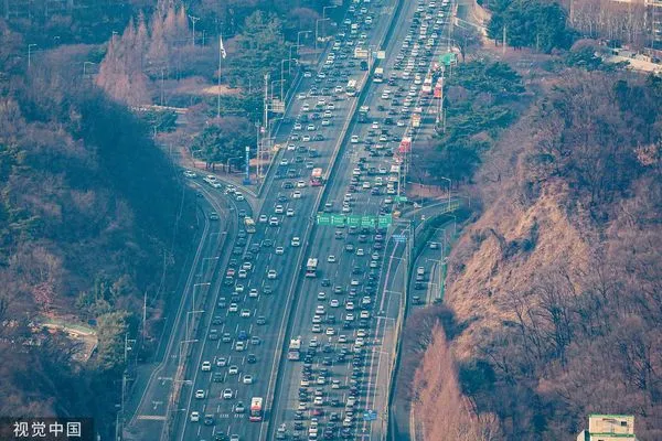 ▲▼南韓8日各地湧現春節返鄉人潮、返鄉車潮,京釜高速公路8日下午已經塞車,金浦機場停車場塞爆。(圖/CFP)