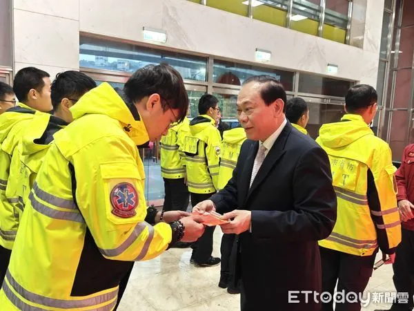 ▲基隆春節假期不打烊 消防局長向永財走訪慰問基層同仁。(圖/記者郭世賢翻攝)