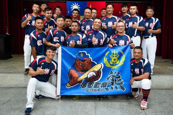 ▲王英山代表海軍艦隊指揮部壘球隊參加總統盃全國慢壘錦標賽。（圖／王英山提供）