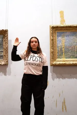 ▲▼蒙娜麗莎之後 莫內名畫遭抗議人士潑湯汁。(圖/X@riposte_alim)