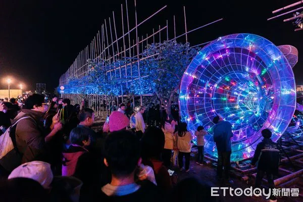 ▲台灣燈會安平燈區,大年初一人潮湧現,單日參觀人次破40萬,市府加派接駁車疏導車流,預估初二初三將達人潮高峰。(圖/記者林東良翻攝,下同)