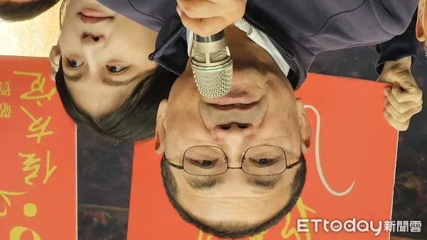 ▲▼大年初二新北市長侯友宜回到新莊地藏庵參拜發福袋,人氣依舊很高,不少民眾排隊領市長紅包。(圖/記者呂佳賢攝)