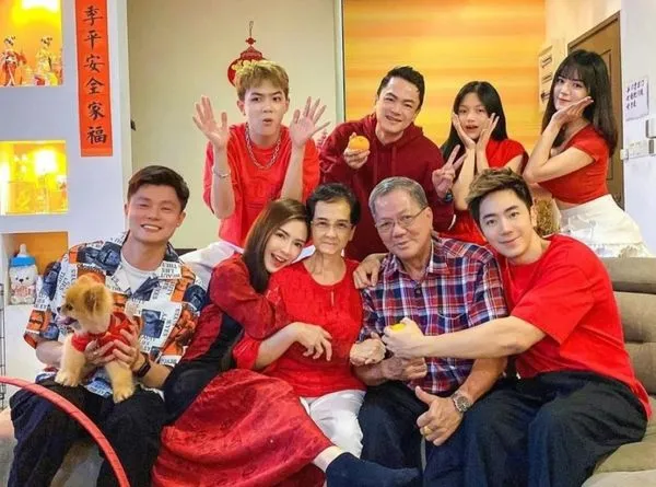 ▲▼鐘盛忠與鍾曉玉的父親因在除夕夜吸入過多煙霧,氣喘發作入院。(圖/翻攝自Facebook)