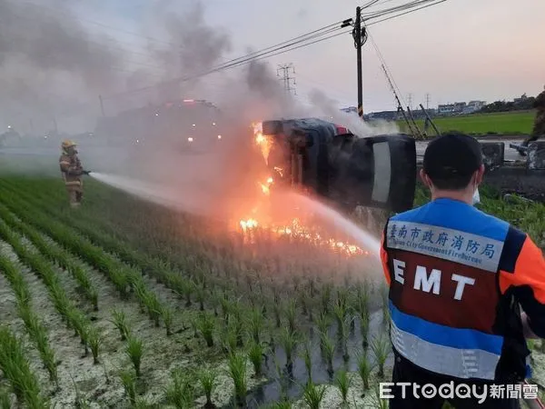 ▲台南市歸仁區下午發生楊姓男子駕車行經保大路一段,疑似為了閃避竄出來的動物,小客車不慎擦撞路肩石墩,並衝出路面翻覆火燒車,楊男及時逃出僅受輕傷。(圖/記者林東良翻攝,下同)