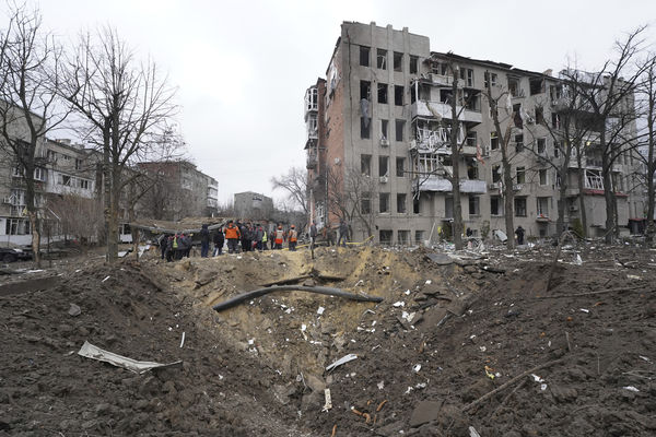 ▲▼2024 年1月2日，烏克蘭哈爾科夫市，工作人員正在清理被俄羅斯飛彈襲擊後的受損住宅。（圖／達志影像／美聯社）