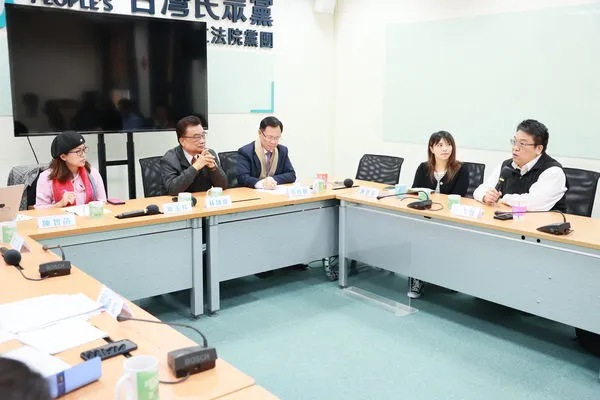 ▲▼民眾黨立委林國成、張啓楷、麥玉珍偕同觀光署協調國人至越南旅遊遭丟包一事。(圖/民眾黨提供)