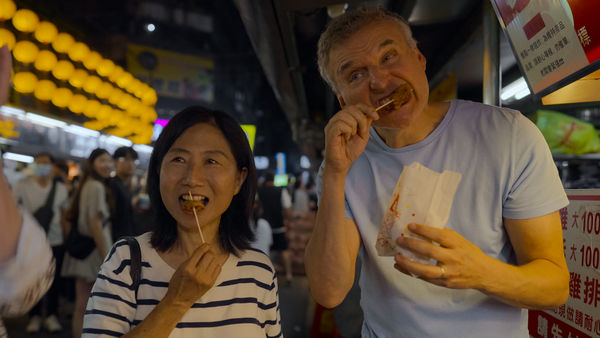 ▲▼《環球饗宴：菲爾來吃飯》首次到台灣品嚐美食，「魔獸」也是座上賓。（圖／Netflix提供）