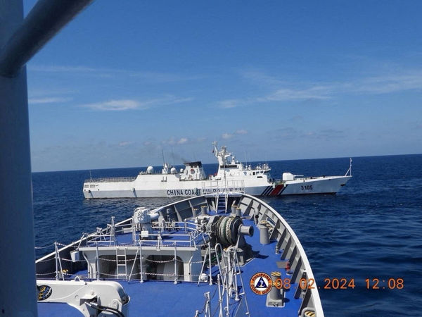▲▼菲律賓海岸防衛隊多功能巡邏艦馬格巴努亞號（BRP Teresa Magbanua）2月初在黃岩島遇到中國海警船危險航行。（圖／路透）