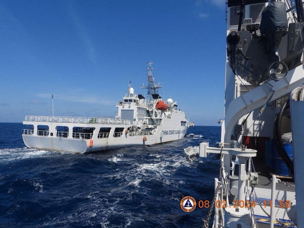 ▲▼菲律賓海岸防衛隊多功能巡邏艦馬格巴努亞號（BRP Teresa Magbanua）2月初在黃岩島遇到中國海警船危險航行。（圖／路透）