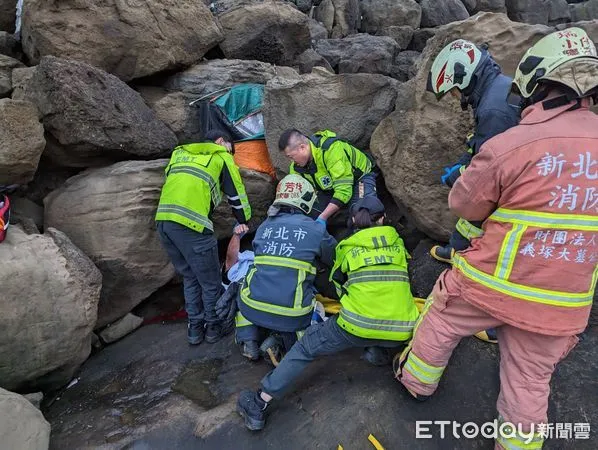▲▼鼻頭角風景區有一名男子從5、6米高的懸崖墜落,意識不清。 。(圖/記者郭世賢翻攝)