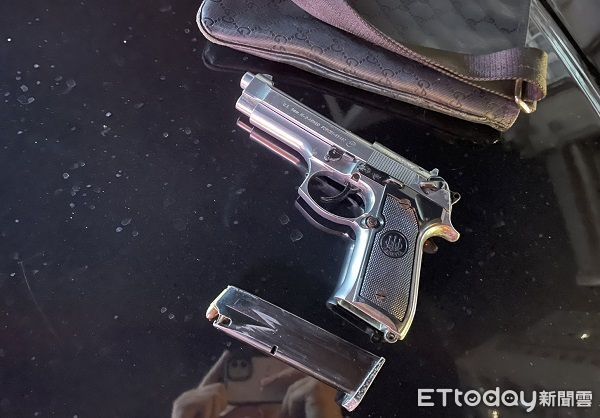 ▲打開一看竟然是子彈和改造手槍。(圖/中壢警分局提供)