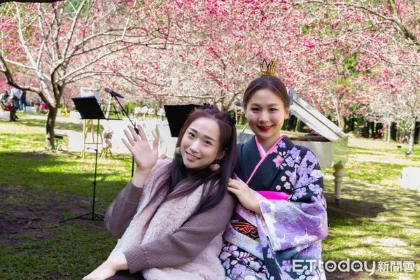 ▲20年前獲選「最佳才藝櫻花小仙子」的通告藝人Una林書葶重返九族文化村,與第30代日本櫻花女王杉浦美櫻里相見歡。(圖/九族文化村提供)