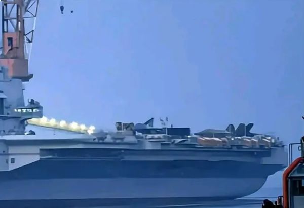 ▲▼遼寧艦飛行甲板上出現殲-35隱身艦載機的身影。（圖／翻攝自大陸網站）