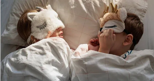 一對就讀國小的小兄妹「全年無休」被學習塞滿,每天睡不到6.5小時。(示意圖/擷取自TPG達志影像)